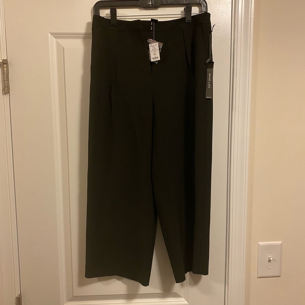 New with tags! White House Black Market Tapered Cocoon Crop. Size 4
